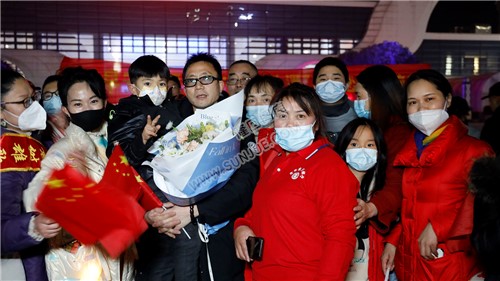 袁树雄湖南卫视跨年晚会载誉归来，隆回人民热情迎接