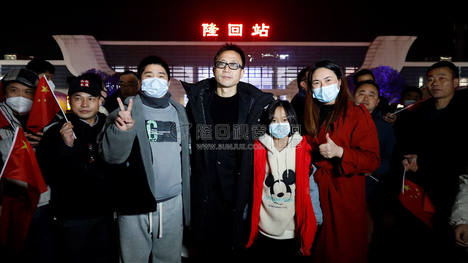 袁树雄湖南卫视跨年晚会载誉归来，隆回人民热情迎接