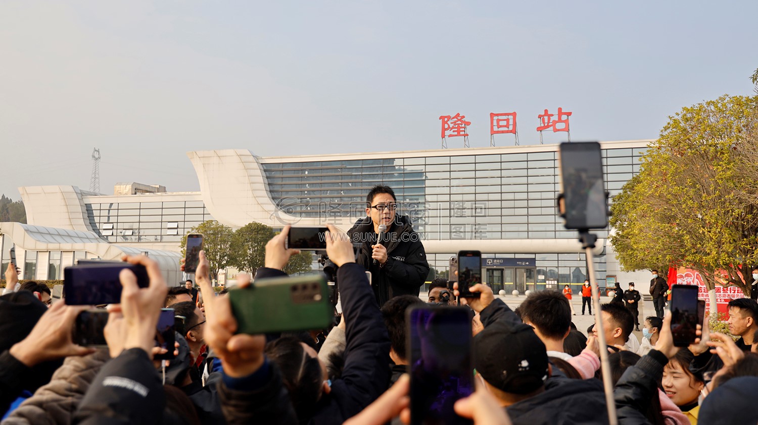 袁树雄与粉丝在隆回高铁站见面会，各地网红前来打卡