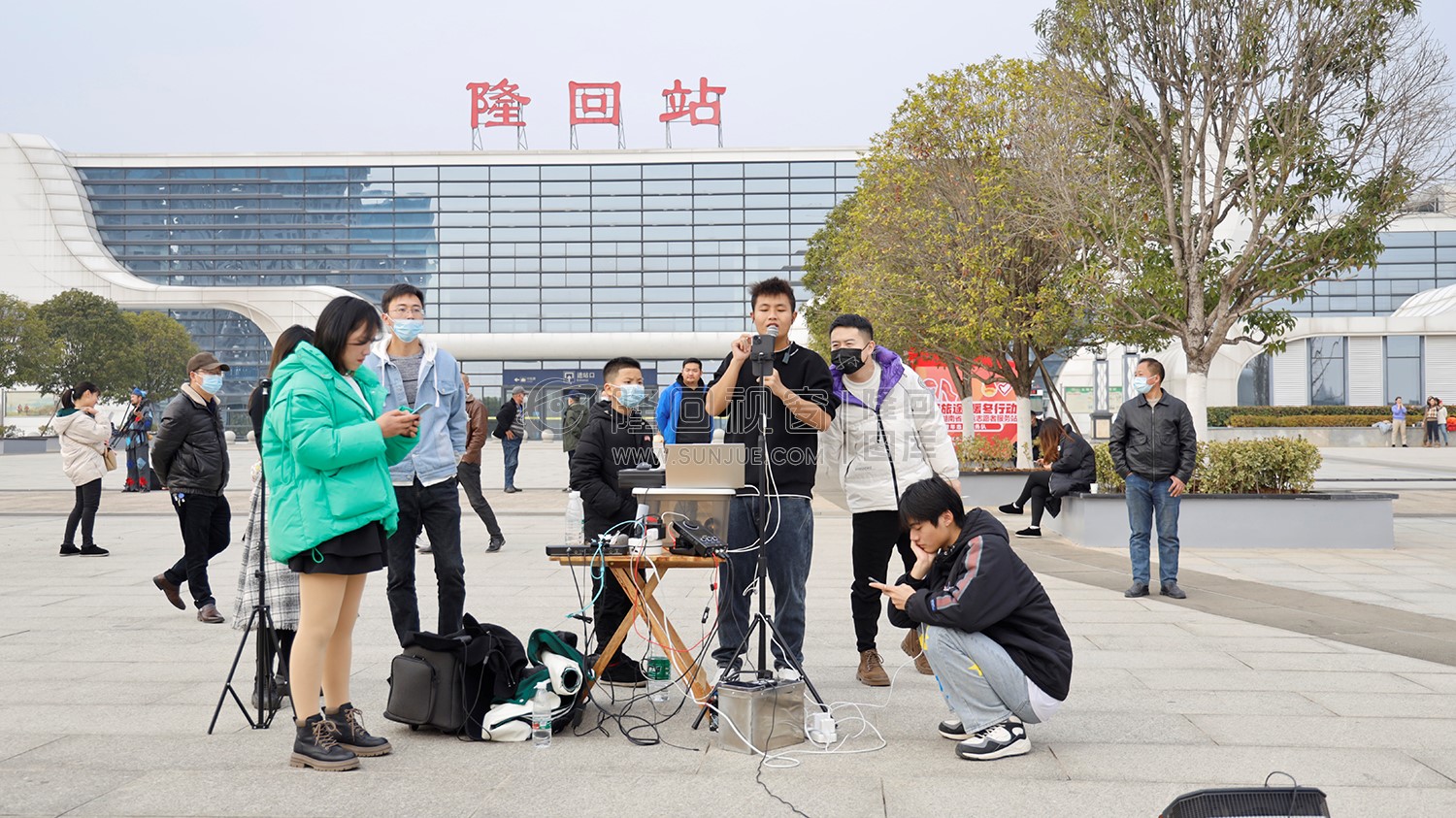 袁树雄与粉丝在隆回高铁站见面会，各地网红前来打卡