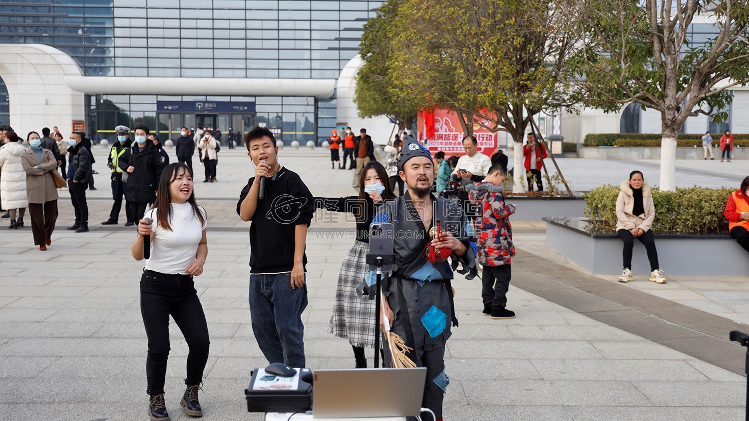 袁树雄与粉丝在隆回高铁站见面会，各地网红前来打卡