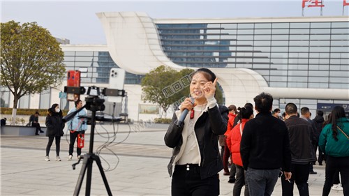 袁树雄与粉丝在隆回高铁站见面会，各地网红前来打卡