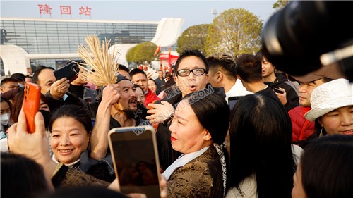 袁树雄与粉丝在隆回高铁站见面会，各地网红前来打卡