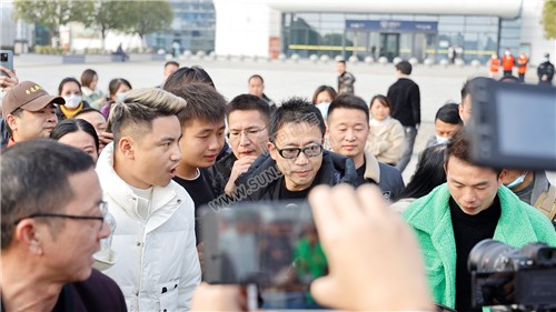 袁树雄与粉丝在隆回高铁站见面会，各地网红前来打卡