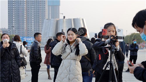 袁树雄与粉丝在隆回高铁站见面会，各地网红前来打卡