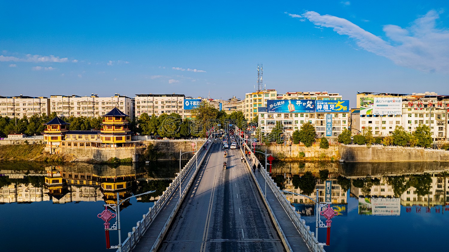 隆回大桥河岸两边风景