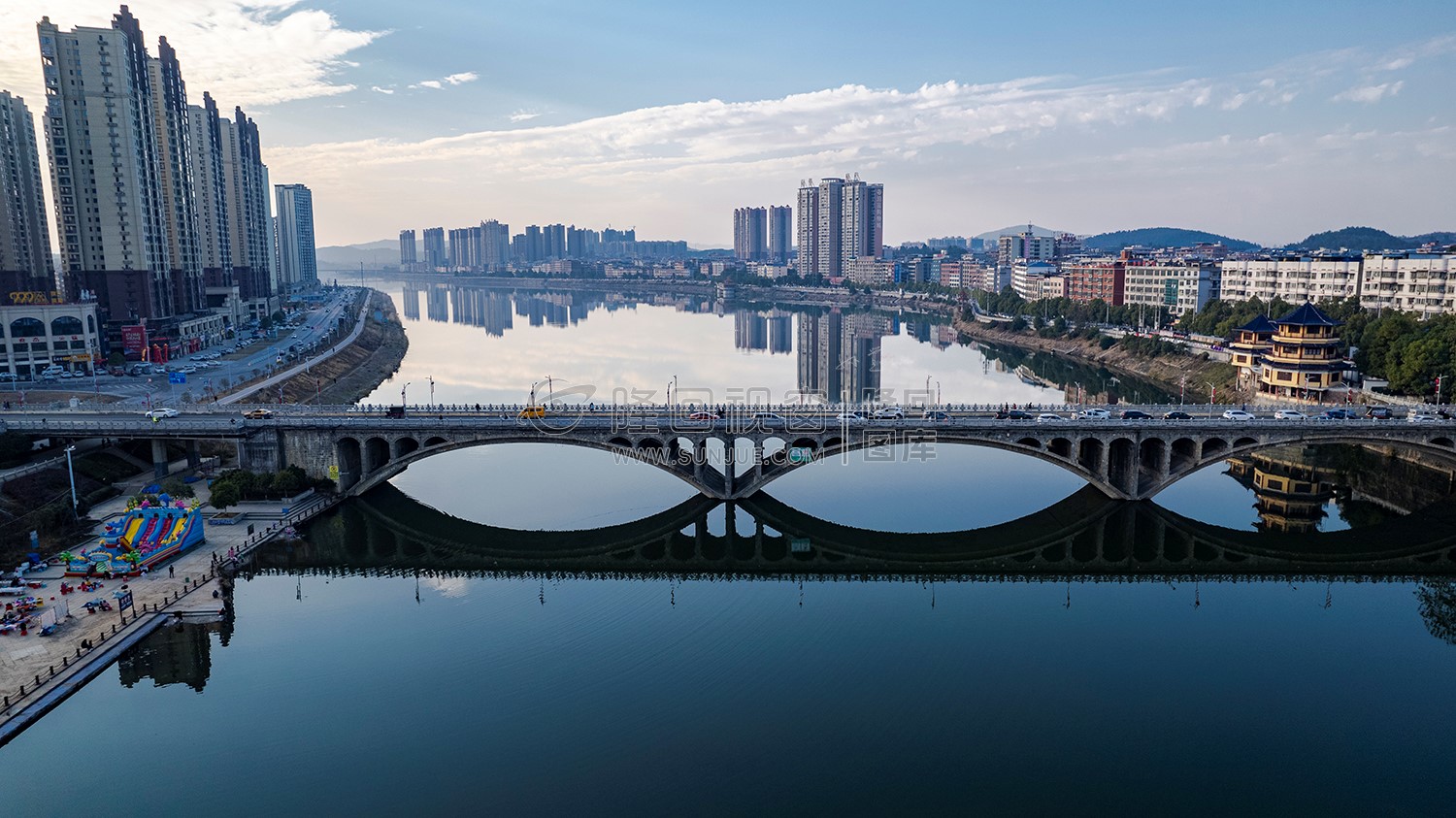 隆回大桥河岸两边风景