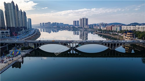 隆回大桥河岸两边风景
