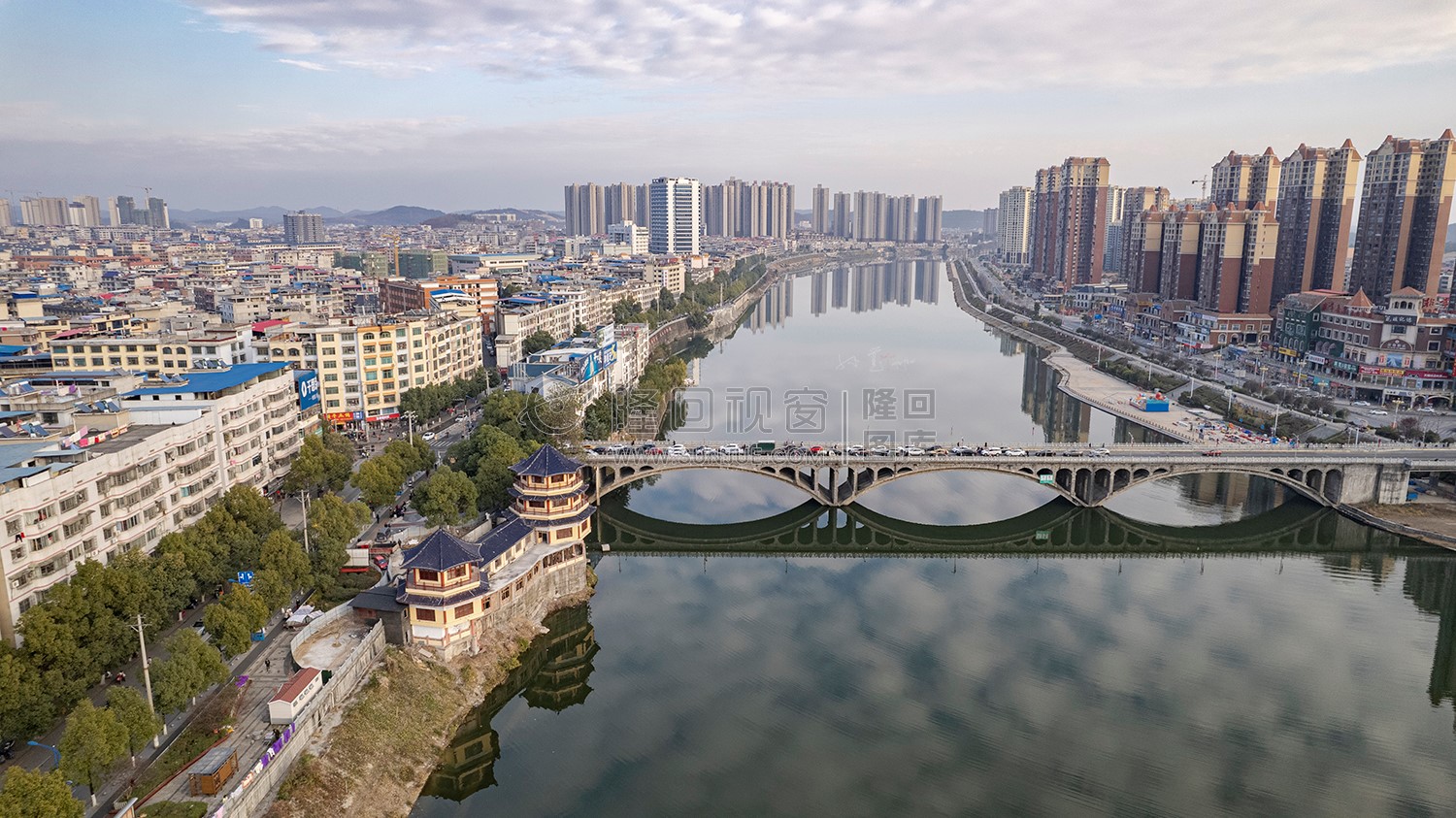 隆回大桥河岸两边风景
