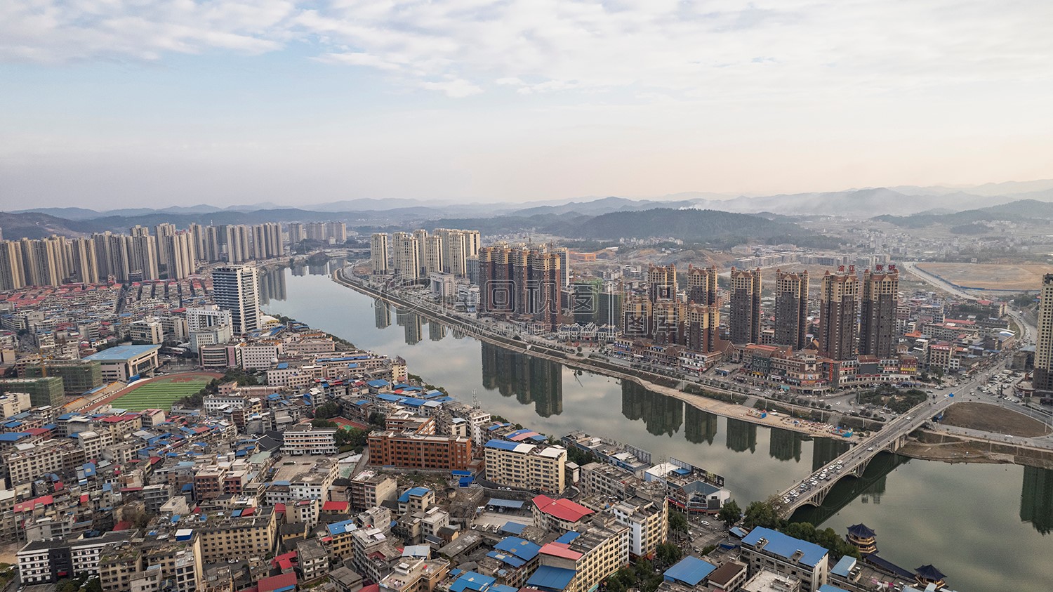 隆回大桥河岸两边风景