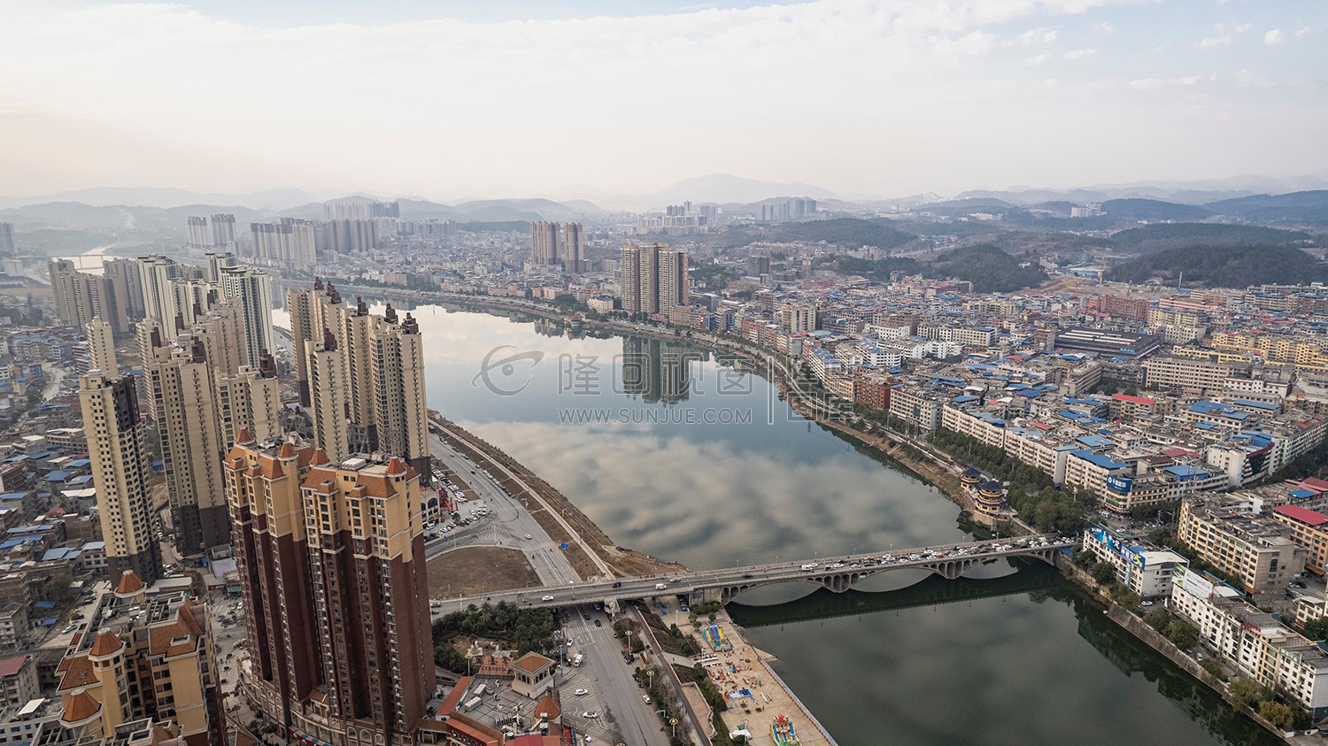隆回大桥河岸两边风景