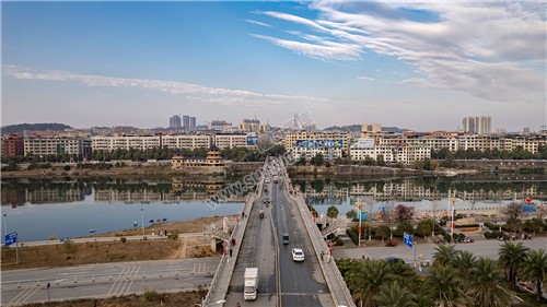 隆回大桥河岸两边风景