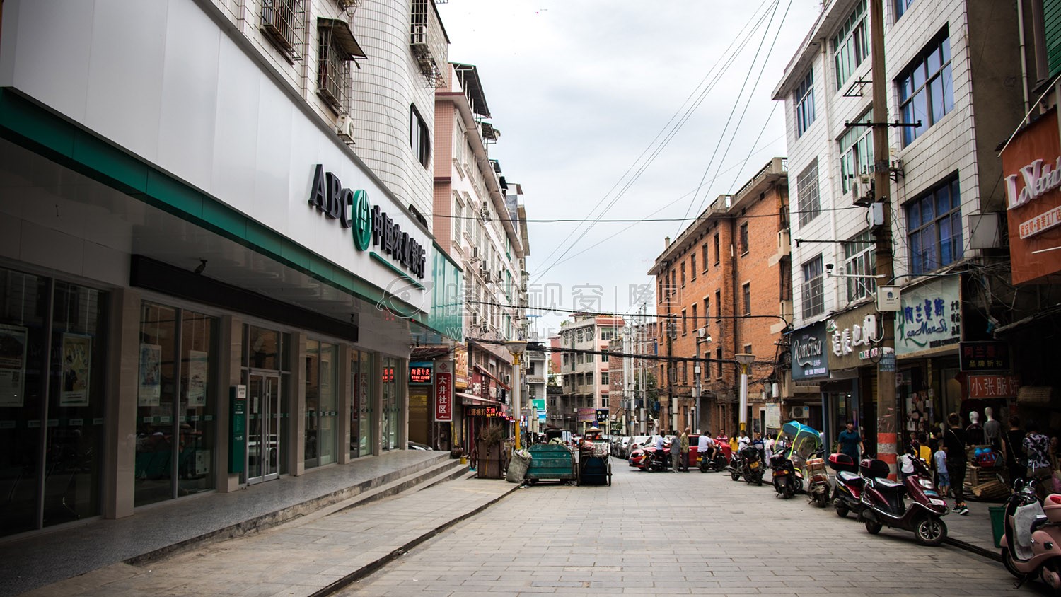 步行街上的农业银行