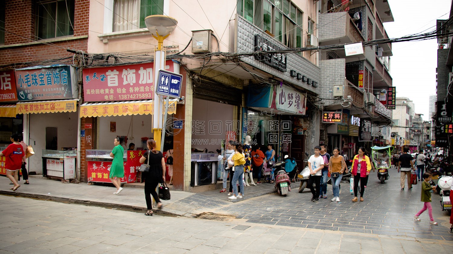 往魏源图书馆去的街道边上