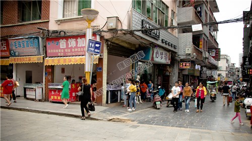 往魏源图书馆去的街道边上