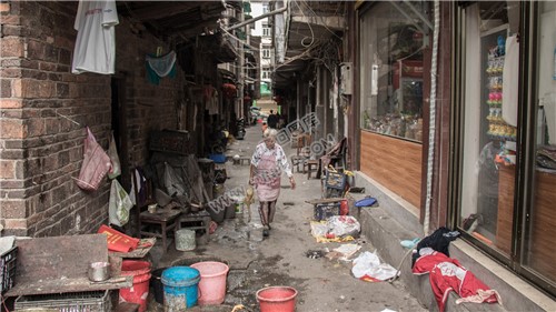 老街巷子里的老奶奶