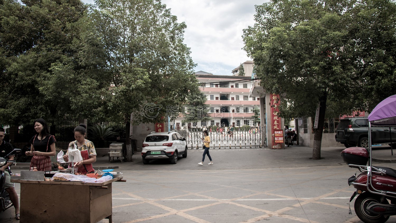 东方红小学门口摊点