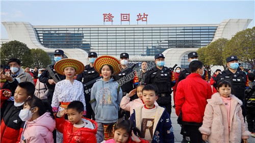 早安隆回唱响高铁站，万人空巷！