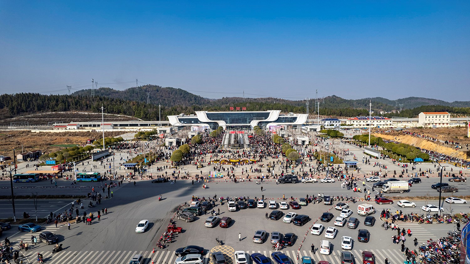 早安隆回唱响高铁站，万人空巷！