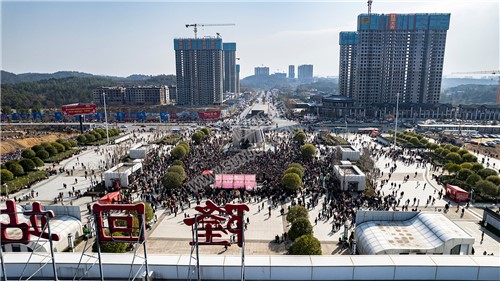 早安隆回唱响高铁站，万人空巷！