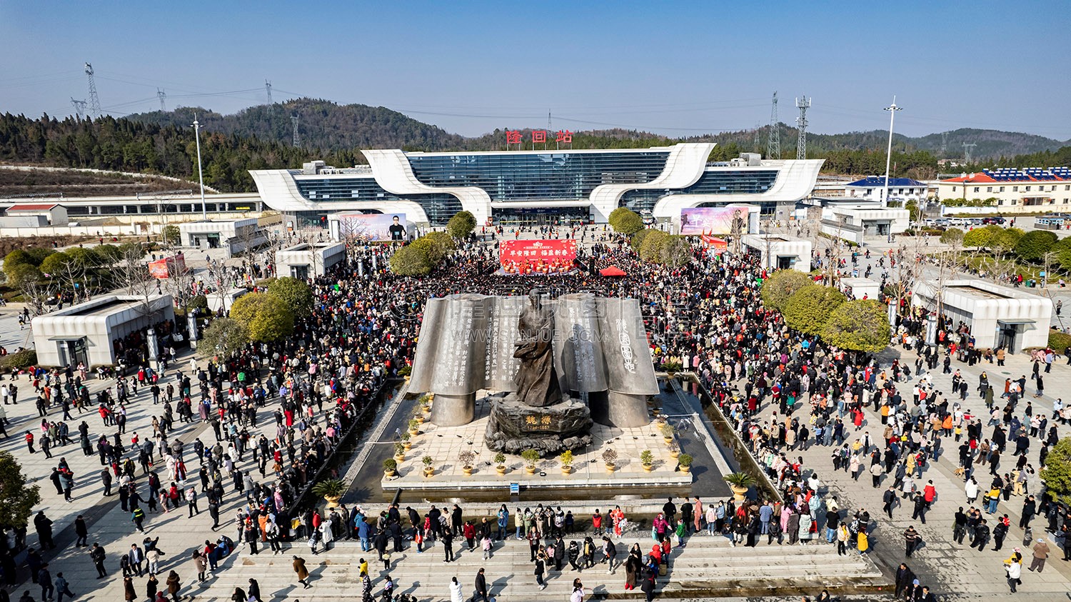 早安隆回唱响高铁站，万人空巷！