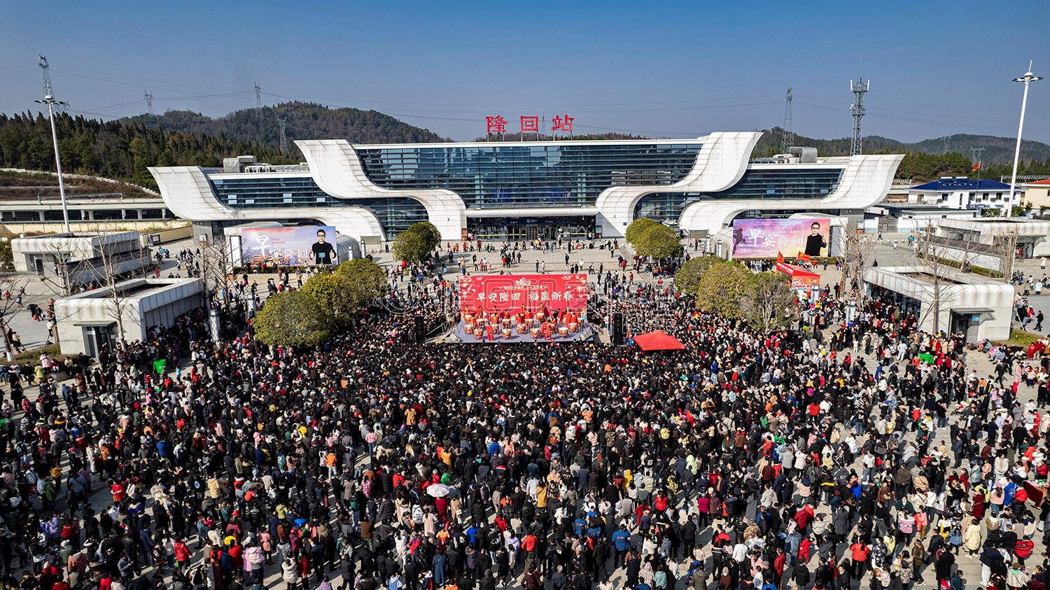 早安隆回唱响高铁站，万人空巷！