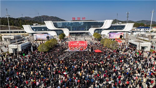 早安隆回唱响高铁站，万人空巷！