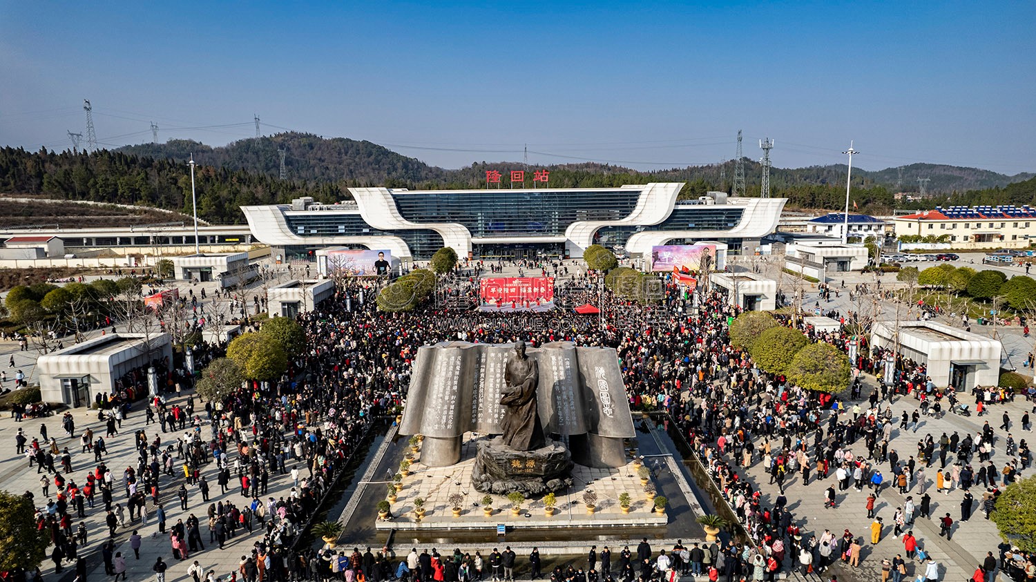 早安隆回唱响高铁站，万人空巷！