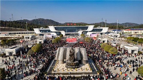 早安隆回唱响高铁站，万人空巷！