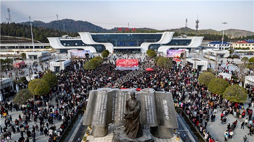 早安隆回唱响高铁站，万人空巷！