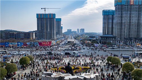 早安隆回唱响高铁站，万人空巷！