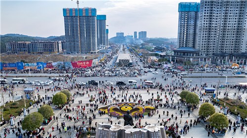 早安隆回唱响高铁站，万人空巷！