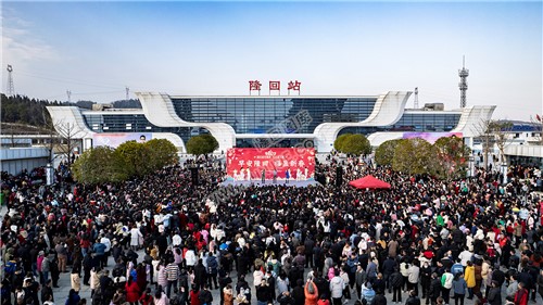 早安隆回唱响高铁站，万人空巷！