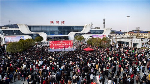 早安隆回唱响高铁站，万人空巷！