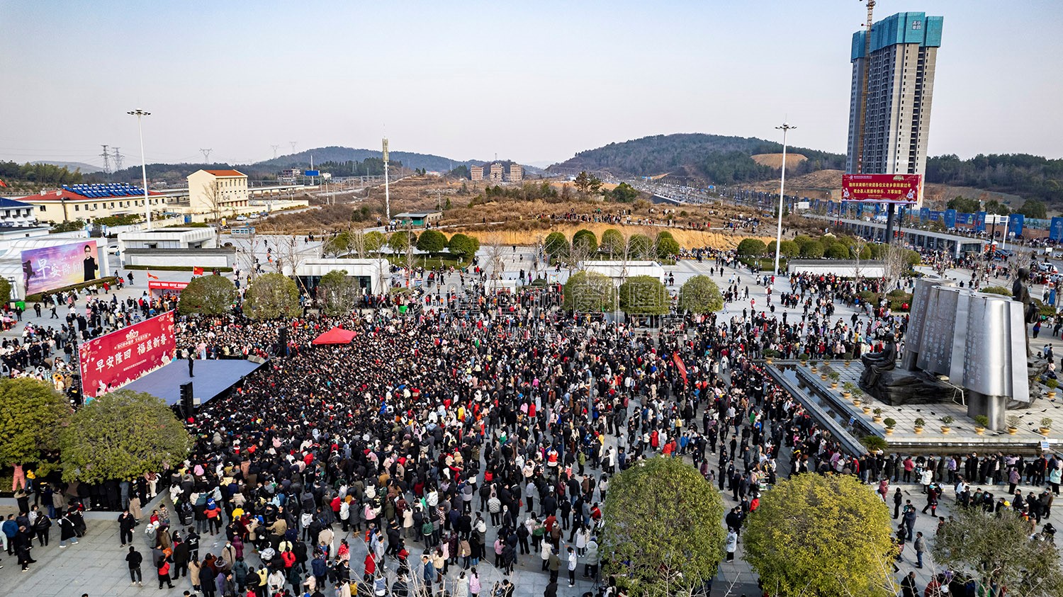 早安隆回唱响高铁站，万人空巷！