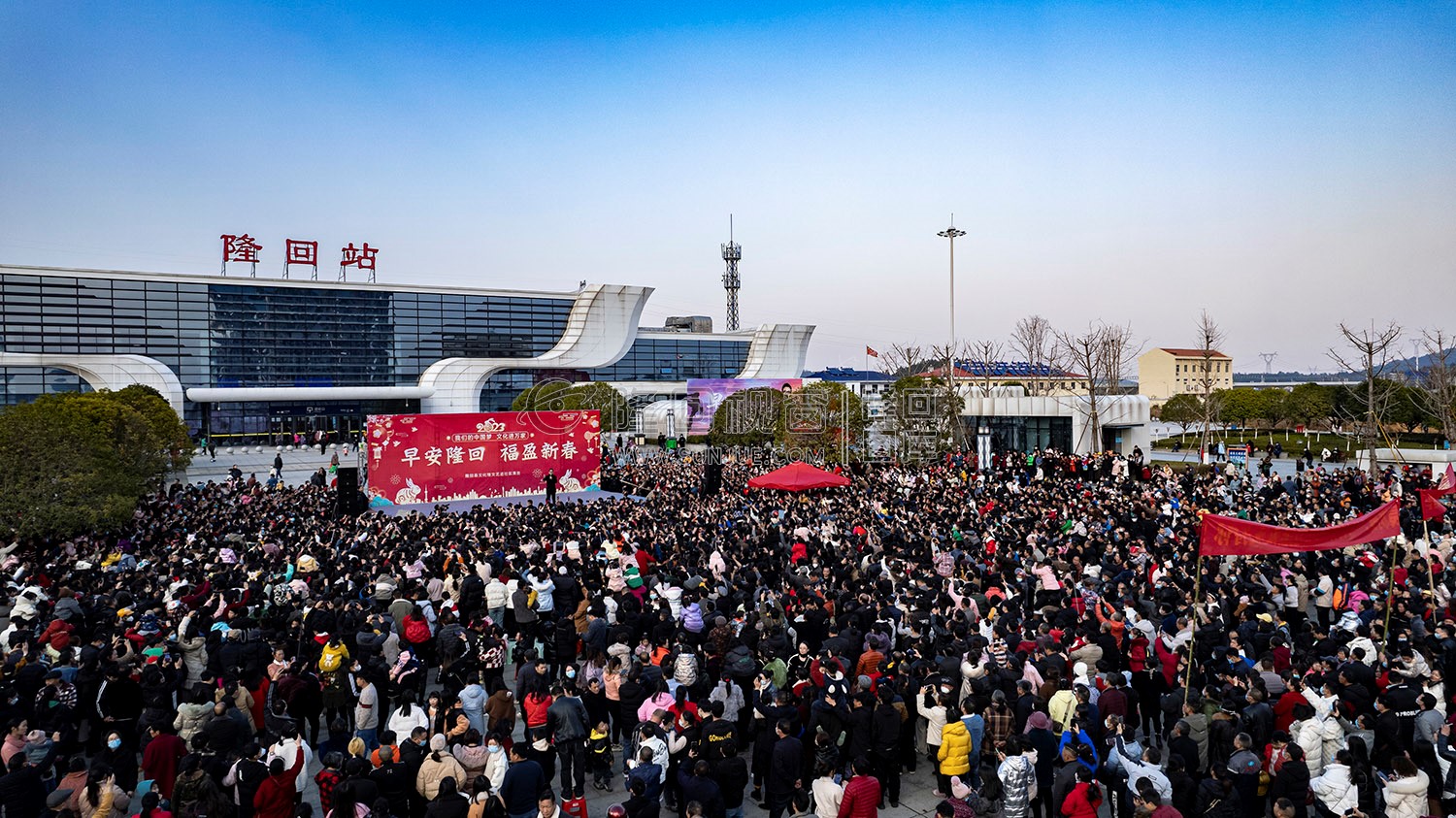 早安隆回唱响高铁站，万人空巷！