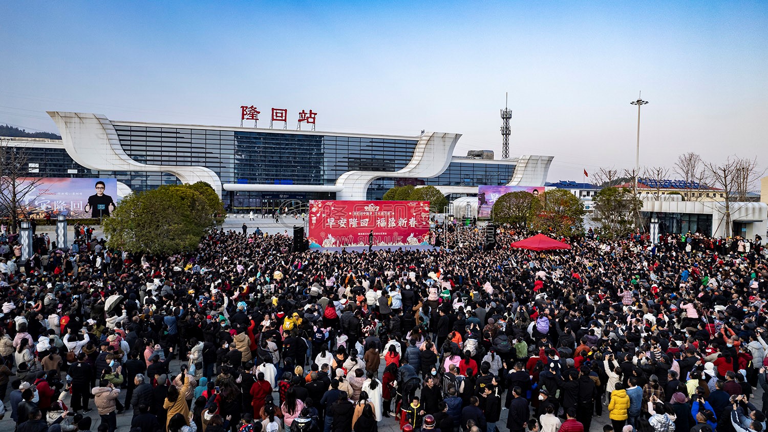 早安隆回唱响高铁站，万人空巷！