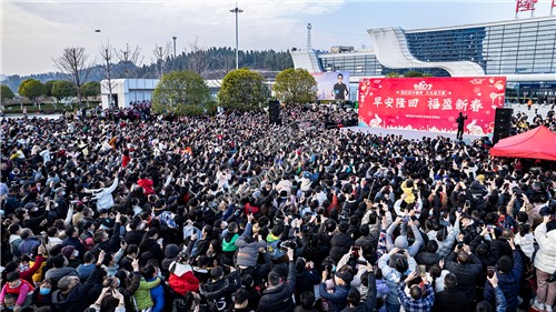 早安隆回唱响高铁站，万人空巷！