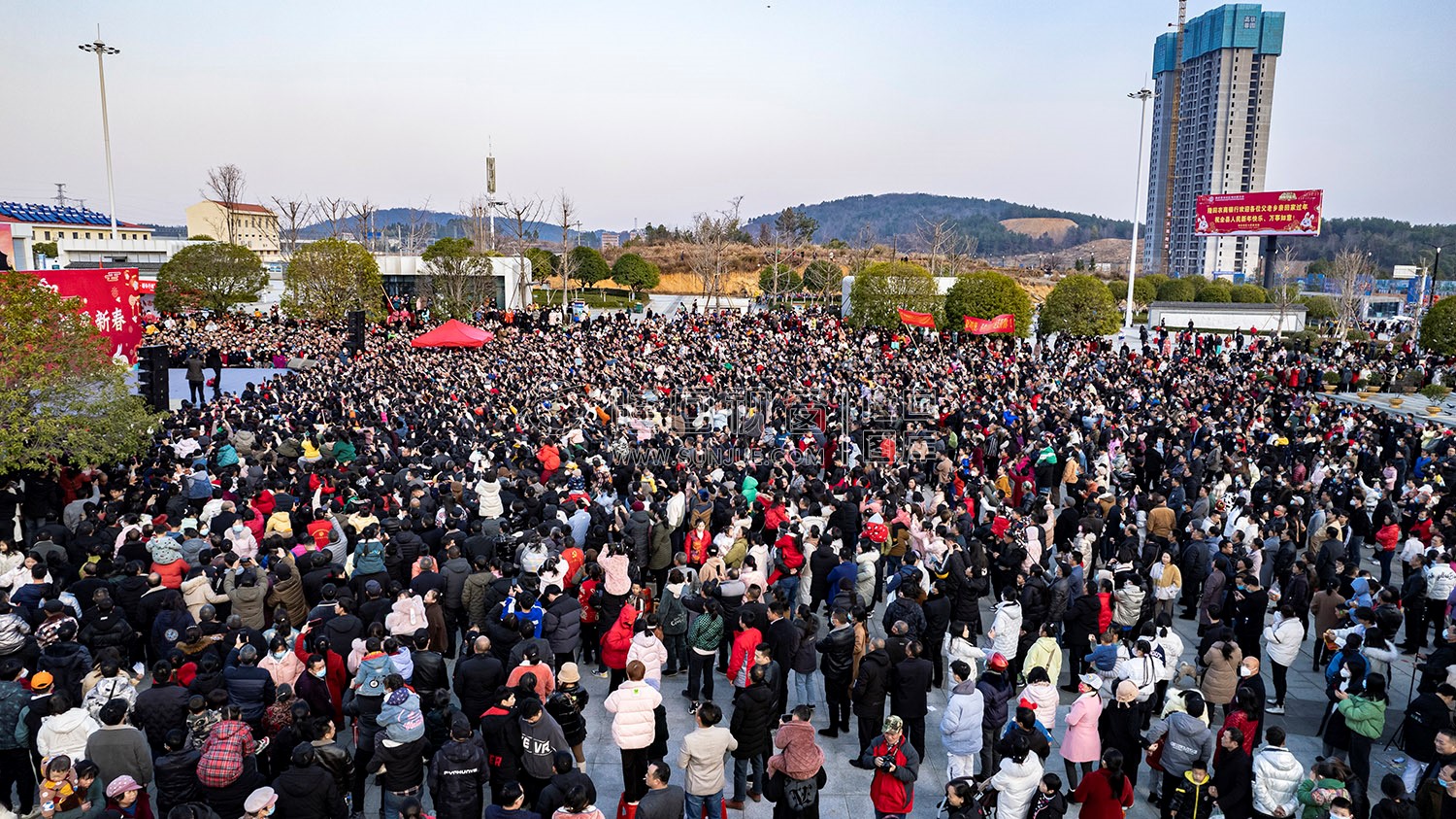 早安隆回唱响高铁站，万人空巷！