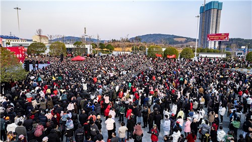 早安隆回唱响高铁站，万人空巷！