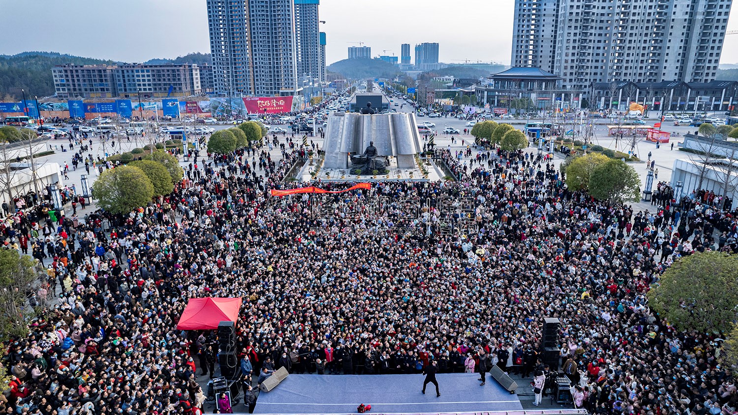 早安隆回唱响高铁站，万人空巷！