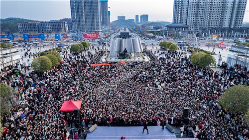 早安隆回唱响高铁站，万人空巷！