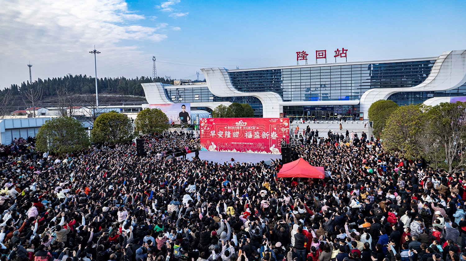 早安隆回唱响高铁站，万人空巷！