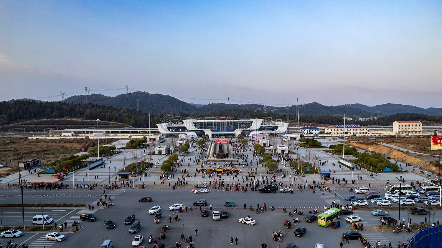 早安隆回唱响高铁站，万人空巷！