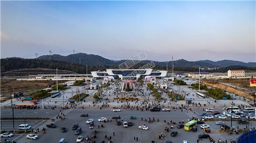 早安隆回唱响高铁站，万人空巷！