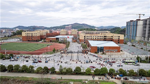 隆回思源学校放学场景