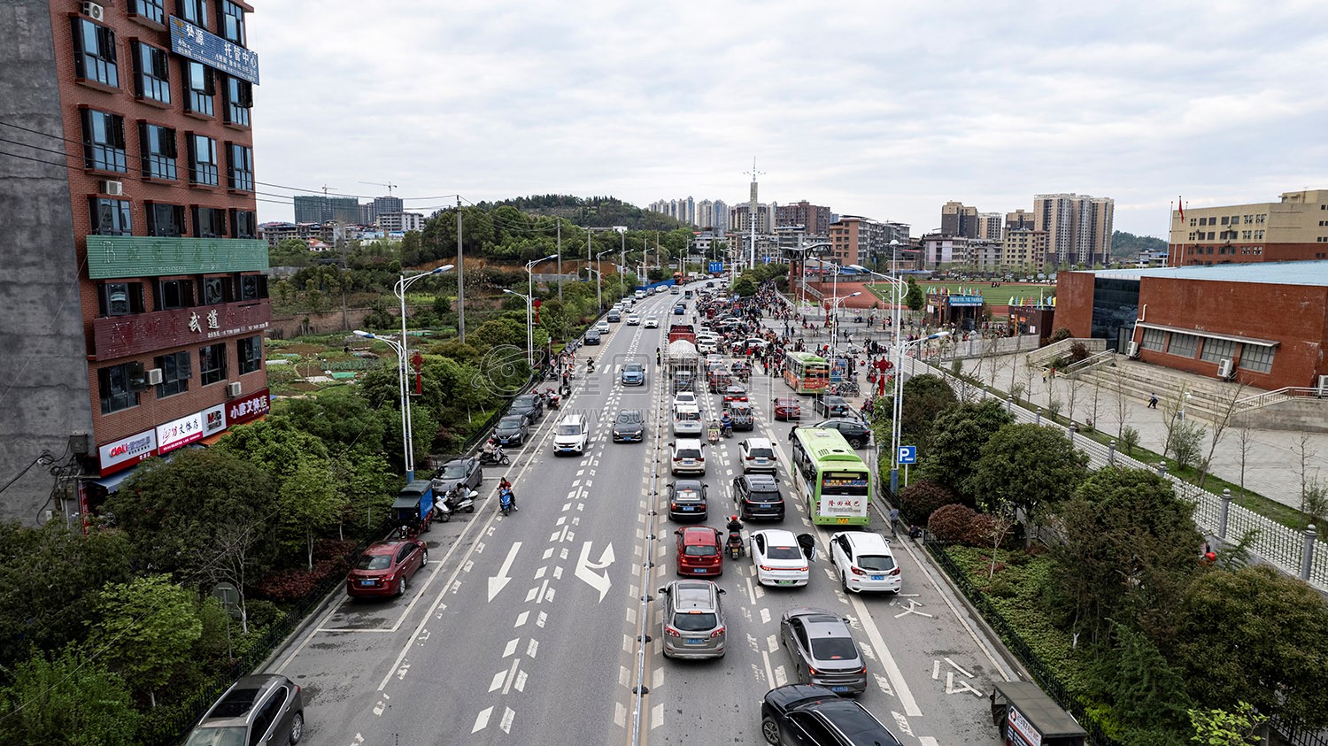 隆回思源学校放学场景