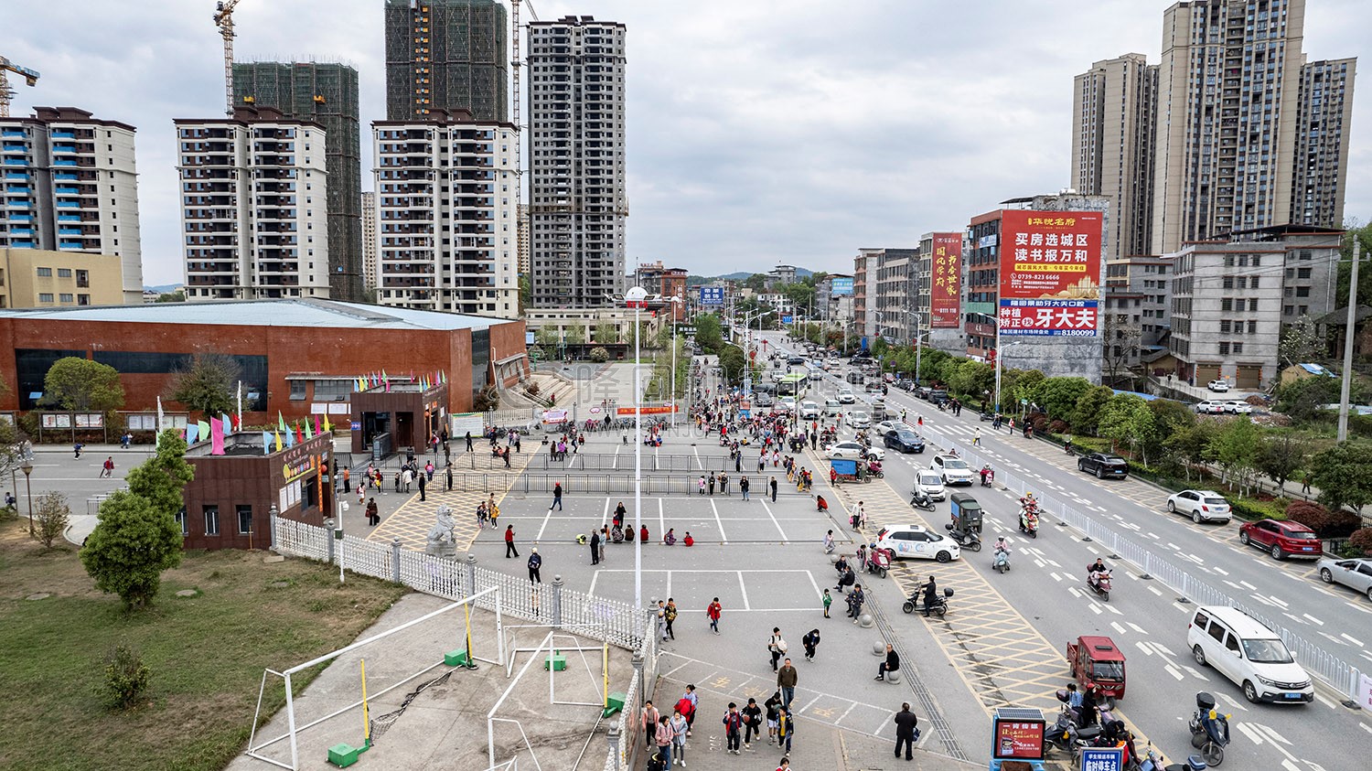 隆回思源学校放学场景