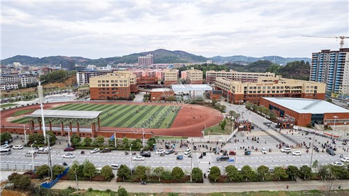 隆回思源学校放学场景