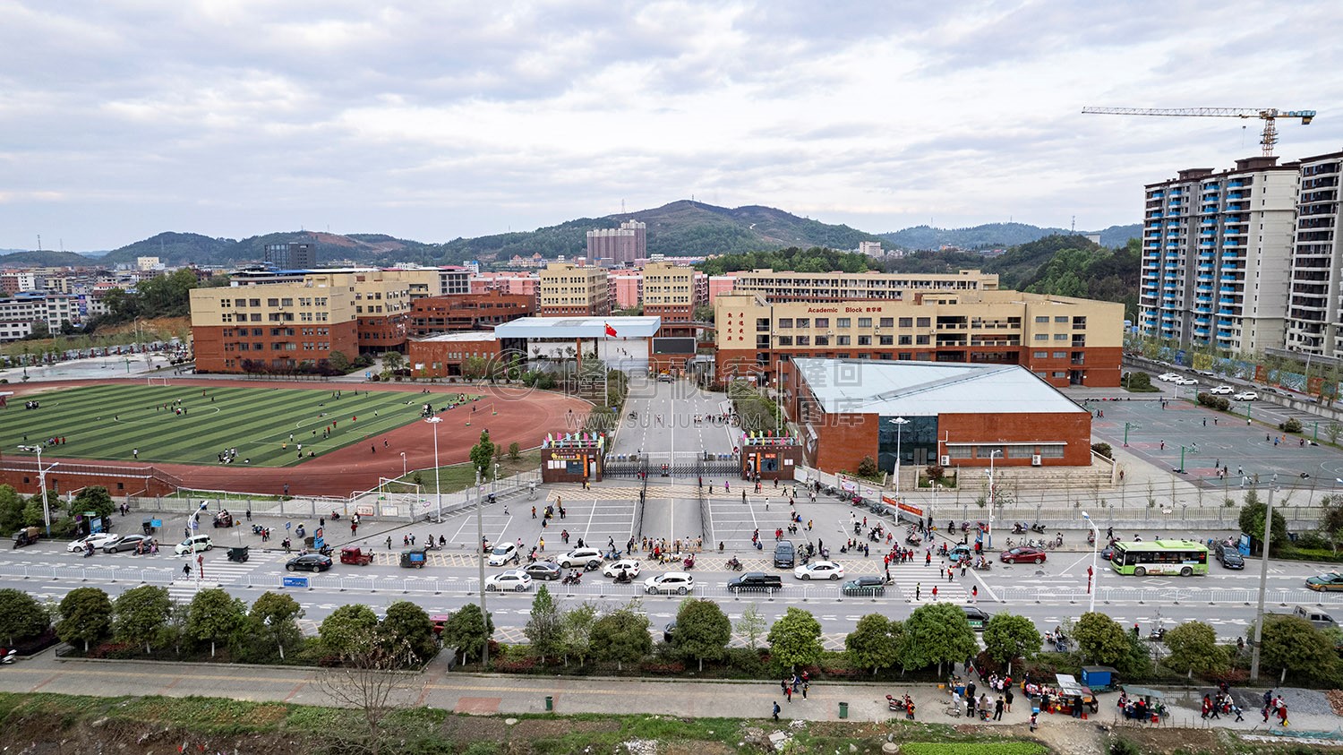 隆回思源学校放学场景